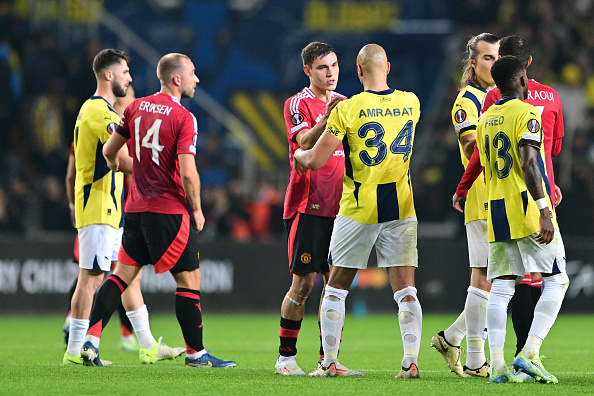 UEFA Champions League Round-up: Mourinho Sent Off as Fenerbahce Hold Man Utd; Spurs Pip 10-Man Alkmaar